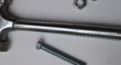 ¿Cuál es la importancia de la calidad del hierro en la fabricación de herramientas?