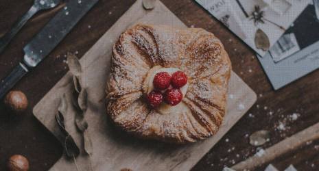 ¿Es seguro cocinar alimentos ácidos en utensilios de cocina de hierro fundido esmaltado?